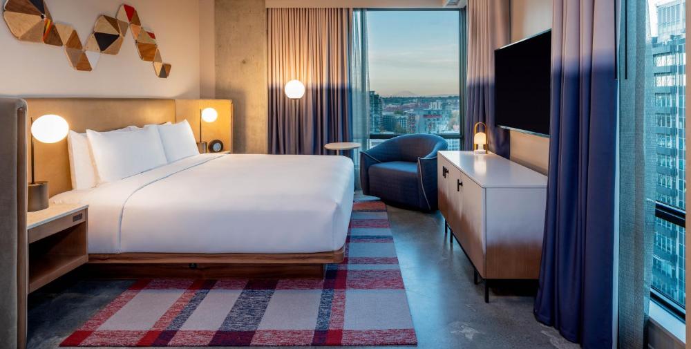 Corner King Room with City View interior